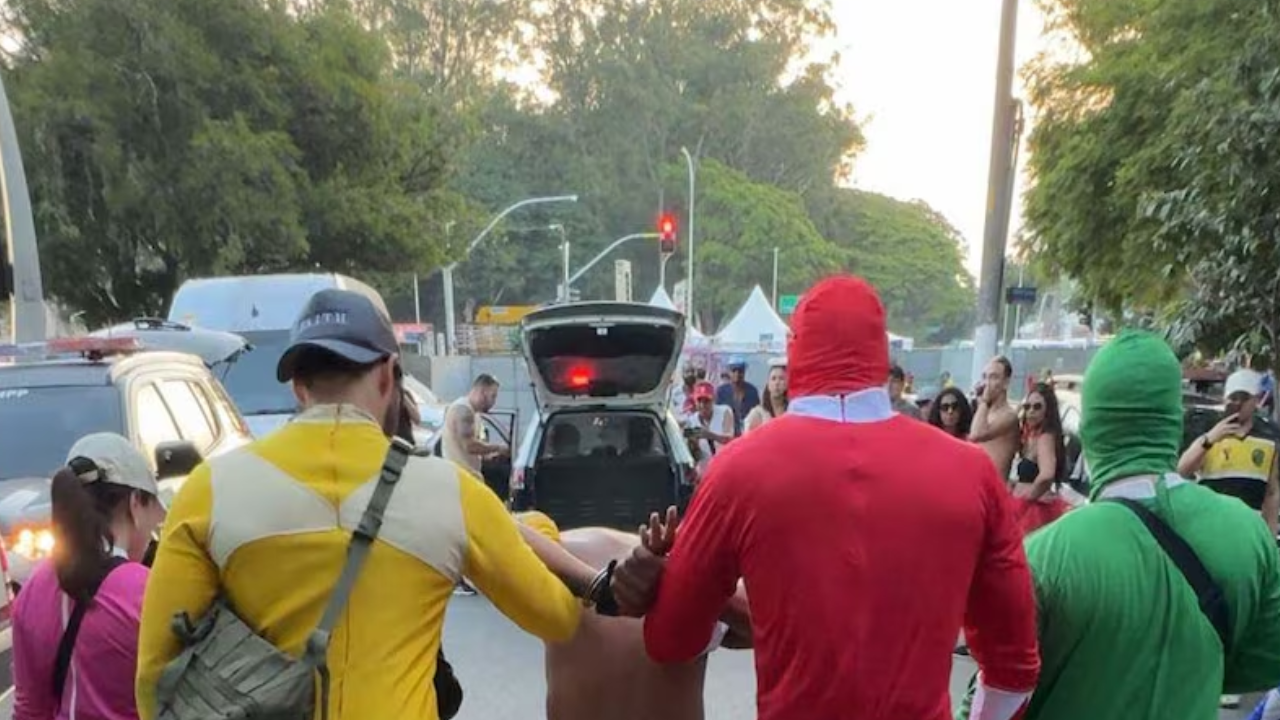 Policiais fantasiados de Power Rangers prendem suspeito de roubo durante bloco de Carnaval em SP